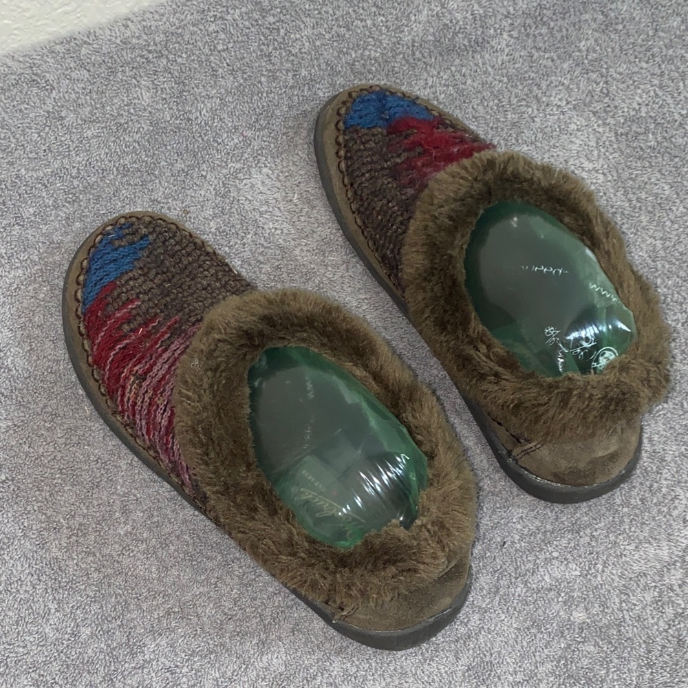 Perfect Condition Comfortable House Slippers! - image 2